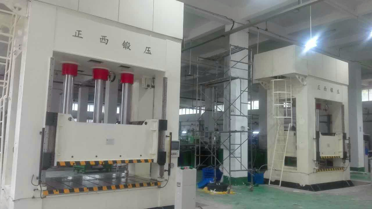 此批設(shè)備為重慶客戶一次性向我公司訂購(gòu)的機(jī)器，在所有公司員工的努力下，我們?cè)谝?guī)定的時(shí)間內(nèi)向客戶交貨并調(diào)試完成。